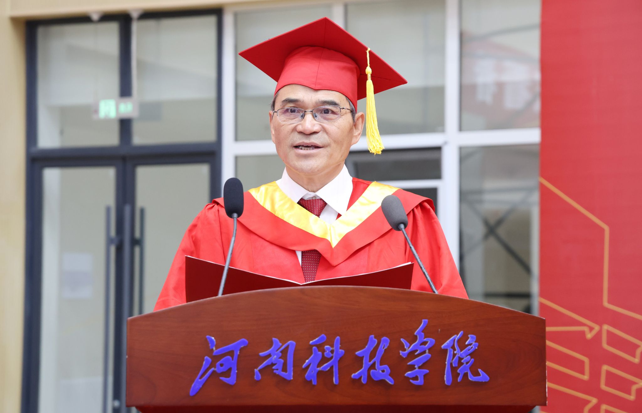 党委副书记王庆兵宣读2025届优秀毕业生名单 党委副书记王庆兵宣读2025届优秀毕业生名单