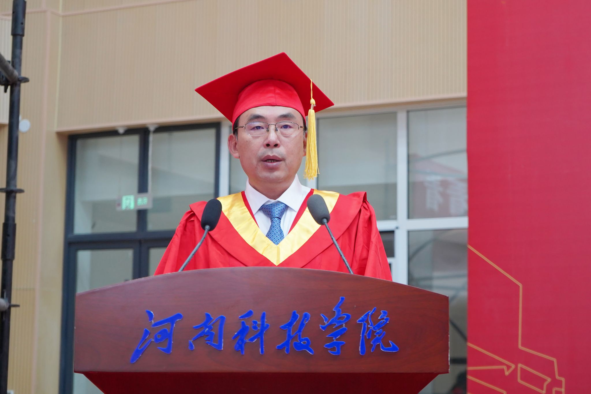 副校长刘全永宣读授予硕士学位和学士学位的决定 副校长刘全永宣读授予硕士学位和学士学位的决定